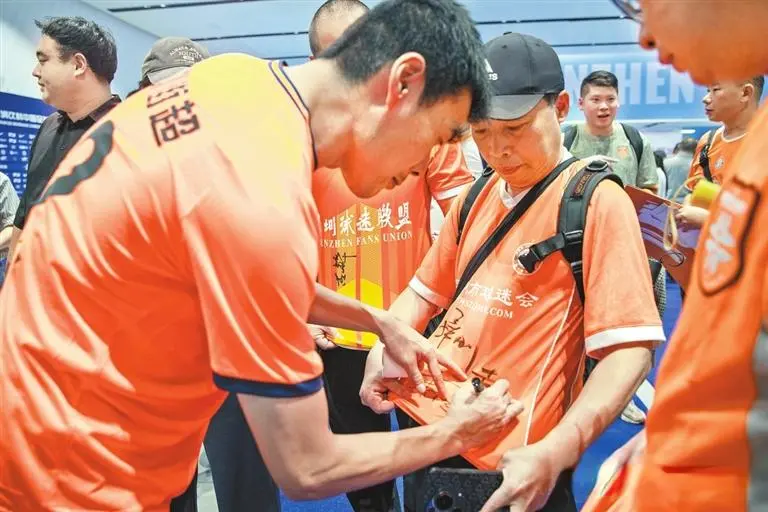 更开心的是, 年橙色球衣