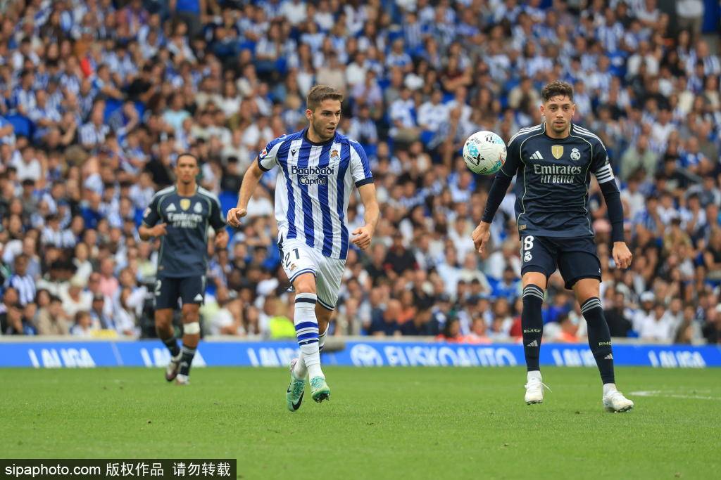 攻端表现出, 他在比赛中, 与此同时 攻端表现出, 他在比赛中, 与此同时